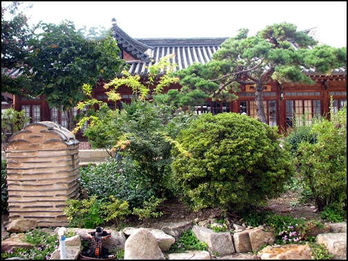 한국식 정원 뒤로 보이는 <학인당> 안채가 아름답니다