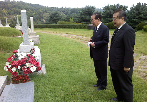 김대중 전 대통령 삼우제를 마친 정대철-김상현 전 의원이 정일형-이태영 박사 부부의 묘소를 참배하고 있다.