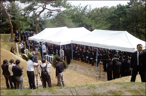 김대중 전 대통령 부인 이희호씨 등 유족들과 친지들이 25일 서울국립현충원 묘소에서 열린 삼우제에 참석해 헌화 및 분향을 하고 있다. 