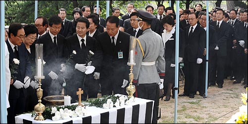 고 김대중 전 대통령 삼우제에서 추모객들이 헌화하고 있다.