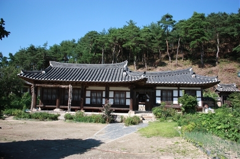 봉화군 봉화읍 유곡리의 닭실마을에 위치한 충재 선생 종택 