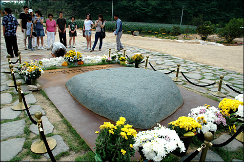 김해 봉화산 기슭에 있는 고 노무현 전 대통령의 묘역에는 요즘도 평일에는 4000~5000명이 찾아 참배하고 있다.