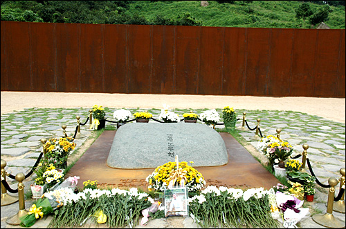 고 노무현 전 대통령 묘역에는 참배객들이 갖다 놓은 조화가 쌓여 있다.
