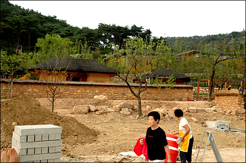 고 노무현 전 대통령 생가복원공사 건설업체는 25일 김해시에 준공계를 냈다.