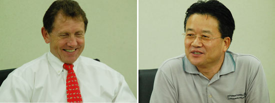 (왼쪽부터) 탐 게스트릭 아이피쇼우드 아시아 회장,  김승중 한국아이피쇼우드 대표.