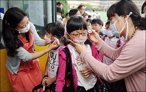 지난 8월 27일 오전 서울 한 초등학교에서 등교하는 학생들이 고막체온계로 체온을 측정 받고 있다.