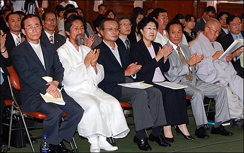  27일 오후 서울 종로구 수운회관에서 열린 민주통합 시민행동(가칭) 발기인대회에서 이해찬 전 총리와 한명숙 전 총리, 강기갑 민주노동당 대표를 비롯한 참석자들이 정세균 민주당 대표의 인사말을 경청하며 박수를 치고 있다.