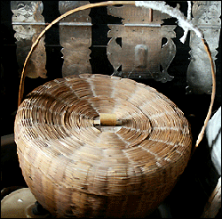 고향집 처마 밑에서 대롱거리던 보리쌀바구니, 옛날에는 냉장고 대용으로 사용했다.