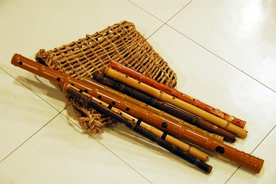모티프원에 있는 각종 목관악기. 일부는 제가 만든 것입니다.  
