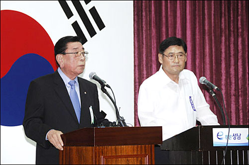 이대엽 성남시장(사진왼쪽)과 김황식 하남시장이 지난 19일 성남시청 대회의실에서 기자회견을 열어 두 자치단체의 통합을 발표하고 있다.