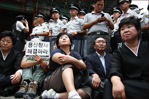  29일 오후 서울광장에 시민분향소를 마련하려던 '용산 참사' 유가족들과 노회찬 진보신당 대표가 서울 덕수궁 대한문 앞에서 경찰에 둘러싸여 있다.