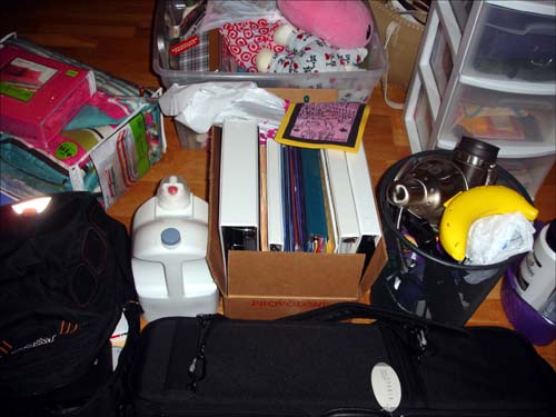 집을 떠나 대학으로 갈 딸의 기숙사 짐이 거실에 잔뜩 쌓여있다.