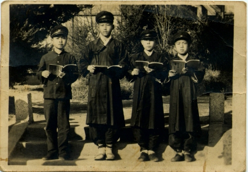 일제강점기 안성 보개공립국민학교 재학생들의 모습으로 국어독본을 손에 들고 있다. 오른쪽에서 두 번째가 현재도 생존해 있는 이종철 옹(1928년 생)이다. 
