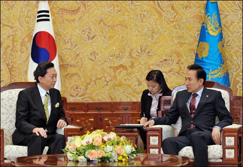 하토야마 유키오 민주당 대표(왼쪽)는 2008년 6월 5일 방한해 이명박 대통령을 만났을 때 "성숙한 동반자 관계로 나아가기 위해 협력해 나가자"고 말한 바 있다. 