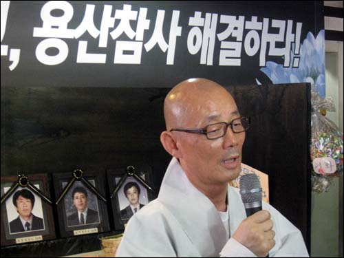 명진 스님은 30일 오후 서울 용산구 한강로2가 남일당 건물에 마련된 희생자 분향소에서 분향한 뒤 인사말을 하고 있다. 