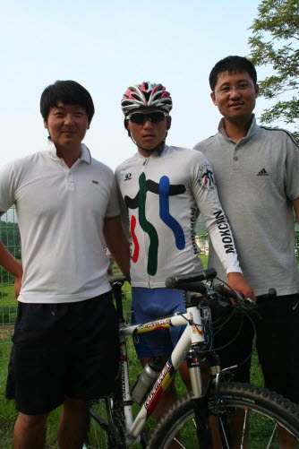  김지훈(가운데) 선수와 고덕주(오른쪽) 감독, 한현조 코치.
