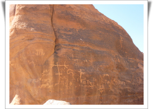 사막에 나바테아인들이 남긴 흔적으로 문자와 그림 등이 있다