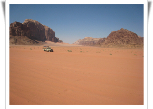 사막의 모래가 온통 붉은 색이다. 붉은 모래와 파란 하늘빛이 어우러져 멋진 조화를 보인다