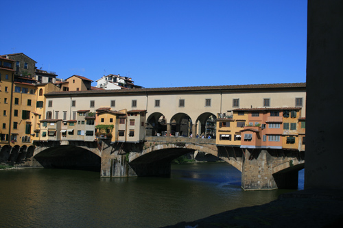 피렌체의 가장 오래된 다리인 베키오 다리는 가장 아름다운 다리이기도 하다.
