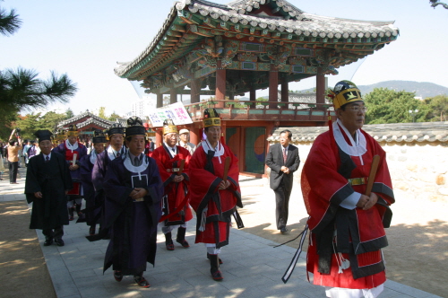 매해 음력 3월 15일과 9월 15일에 수로왕릉에서 열리는 제례의식이다.(경상남도 무형문화재 제 11호)