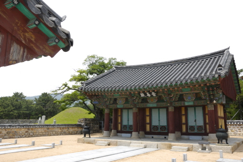 숭선전 수로왕과 허왕후의 위패를 봉안한 곳으로 1698년에 건립되었다.