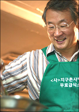 김성중 전 노사정위원장이 밥퍼 봉사를 하면서 행복한 표정을 짓고 있다.