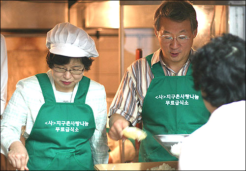 김성중 전 노사정위원장이 부인과 함께 밥퍼 봉사를 하고 있다.