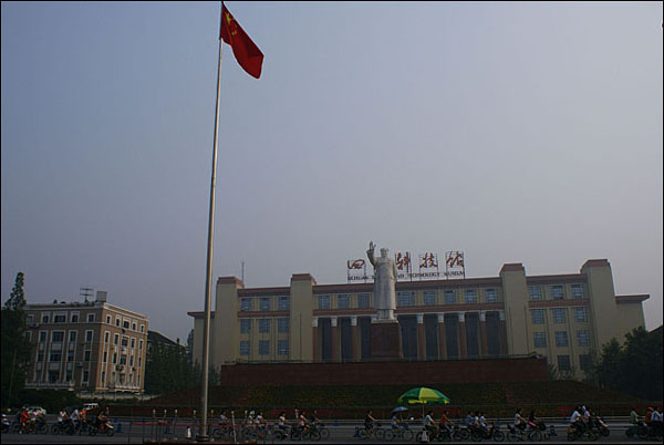 톈푸광장의 국기게양대와 마오쩌둥상. 톈푸는 하늘이 곳간을 내려준 풍요로운 땅인 쓰촨을 가리킨다.