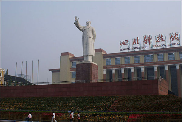톈푸광장을 내려 보고 있는 거대한 마오쩌둥상. 중국 대도시의 중앙광장에 유일하게 남아 있다.