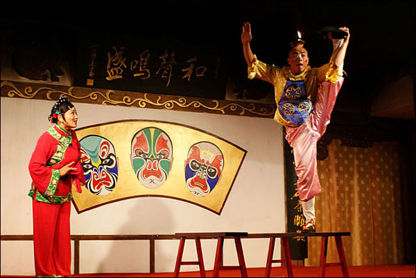 곤등은 만담 형식에 서커스의 기예로 극을 진행한다. 배우들은 사투리인 쓰촨어로 구사하여 대화 내용을 알아듣기 힘들지만, 보기만 해도 즐겁고 유쾌하다.