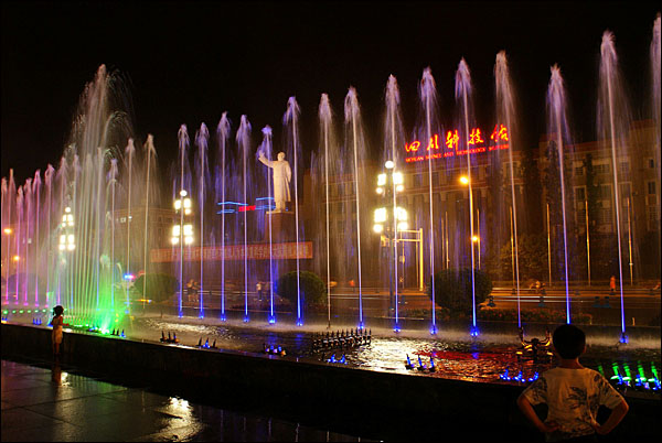 청두의 새로운 명물로 등장한 톈푸광장의 야간 분수쇼. 마오쩌둥상을 배경으로 오묘한 광경을 연출한다.