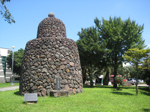 화합을 상징하는 둥근 돌을 얹고, 돌무더기 속에는 4·3 희생자 명단 등 4·3과 관련된 자료를 묻은 4·3 해원방사탑