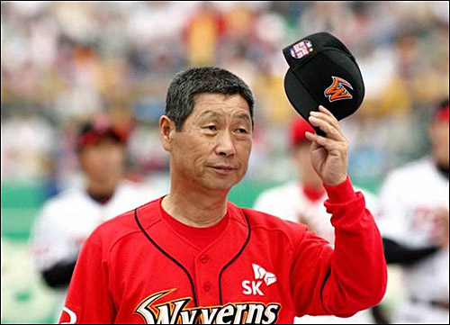 김성근 감독  2006년 취임한 SK 김성근 감독은 탁월한 지도력을 바탕으로 SK와이번즈의 한국시리즈 2연패(2007~2008)를 이끌어 '야구의 신(야신)'으로 불리고 있다. 