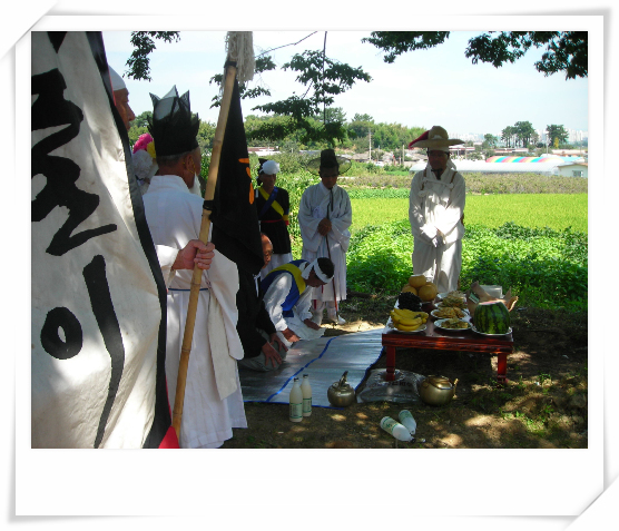 백중이 되면 각 마을별로 용기를 앞세우고 기싸움을 하게 되는데 그모습을 재연하기 위해 학전마을 주민들이 당제를 드리고 있다.