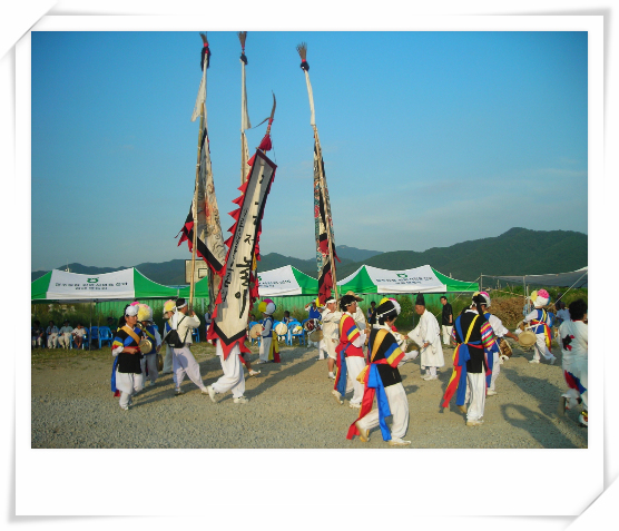  각 마을을 대표하는 용기들이 농악단을 거느리고 행사장에 입장하고 있다.