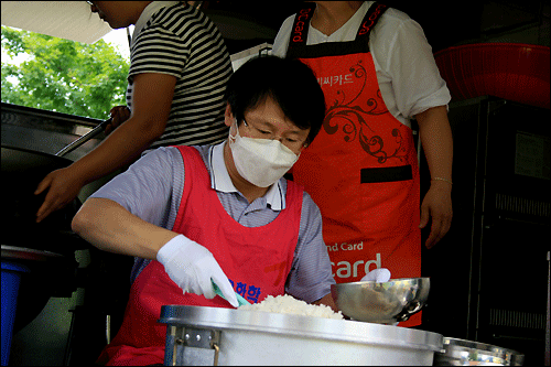  금호석유화학 공장장(윤동일 상무)입니다. 자신이 전해준 밥이 어르신들이 드신다고 생각하니 기쁘다며 오래도록 봉사활동을 펼칠 계획이라고 말합니다. 