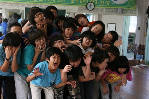연극 프로젝트에 참가한 아이들의 모습