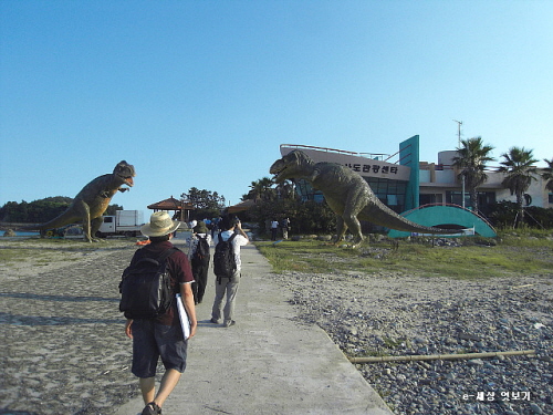 사도 선착장에서 내리면 거대한 공룡 두 마리가 관광객을 반긴다.