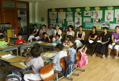 경기도의 한 초등학교 학부모 공개 수업 모습.