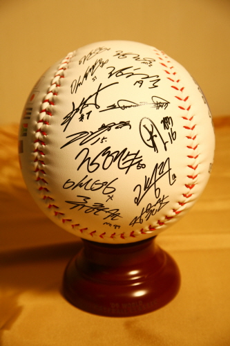 2009년  월드베이스볼 기념 국가대표 야구 선수 싸인이 들어있는 공을 기증품으로 주셨다. 