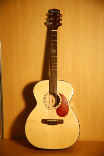 로그 기타를 판매하는 회사 대표가 보내준 기타