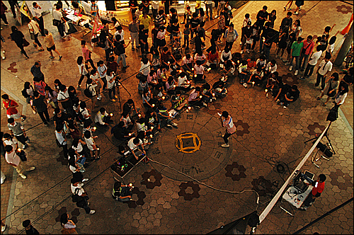 간디학교 학생대책위는 5일 저녁 진주 차없는거리에서 국가보안법 철폐 촛불문화제를 열었다.