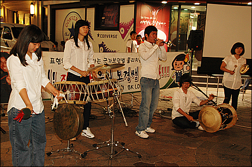 청소년 문화패 '한누리'가 5일 저녁 진주 차없는거리에서 열린 촛불문화제 때 공연하고 있다.