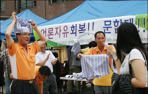 6일 서울 정동 덕수초등학교에서 열린 언론노조 '탐탐한 바자회'. 팬티는 두장에 1000원. 절대 중고품이 아니고 순면 100%라고 한다.