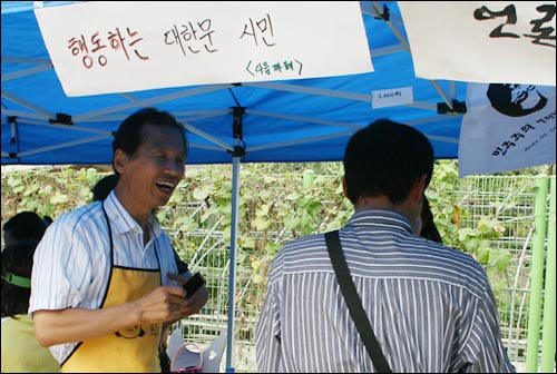 6일 서울 정동 덕수초등학교에서 열린 언론노조 '탐탐한 바자회'에서 최문순 의원이 바자회 물건을 팔고 있다.