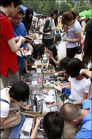 바자회를 찾은 시민들이 각종 CD와 DVD를 고르고 있다.