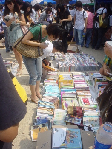 바자회에 기증된 책을 고르는 시민들