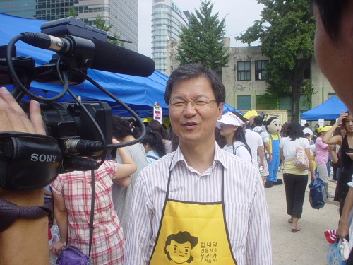 언론악법 원천무효를 위한 바자회장에서 언론과 인터뷰중인 천정배의원