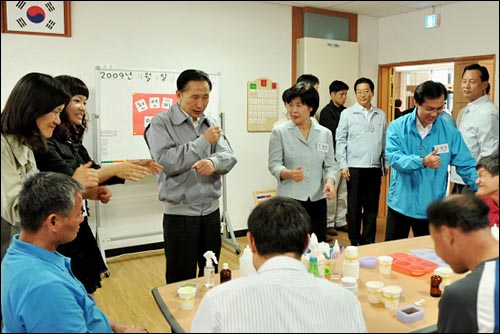  4일 이명박 대통령은 경기도 포천 장애인 직업시설을 방문했다.