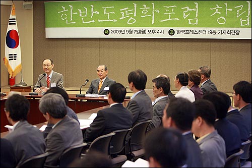  전직 고위관리, 시민사회단체 인사, 학자.교수들로 구성된 '한반도 평화포럼'이 출범한 7일 오후 서울 중구 프레스센터에서 열린 '한반도 평화포럼' 창립총회에서 공동대표를 맡은 임동원 전 통일부 장관과 백낙청 서울대 명예교수가 모임의 취지를 설명하고 있다.